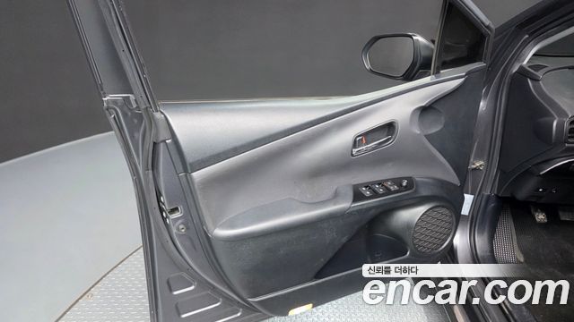 Toyota Prius (IV) 1.8 E 2018 — фото 24