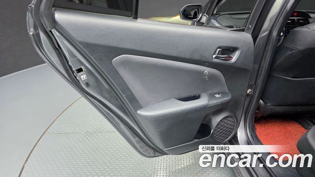 Toyota Prius (IV) 1.8 E 2018 — фото 25