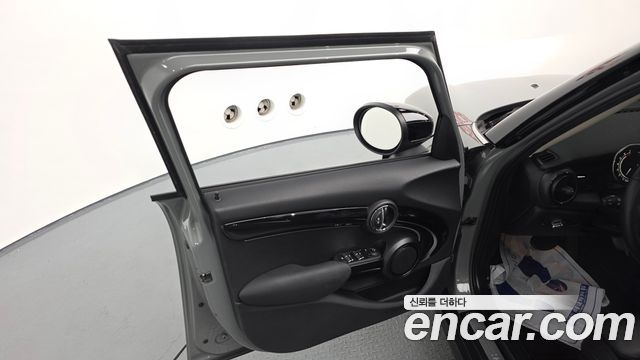 MINI Cooper 5-Door Classic Plus 3rd 2022 — фото 30