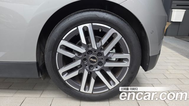 MINI Cooper Electric (IV) SE Classic 2024 — фото 27
