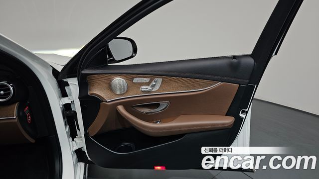Mercedes-Benz E-Class (W213) E220d 4MATIC Exclusive 2023 — фото 24