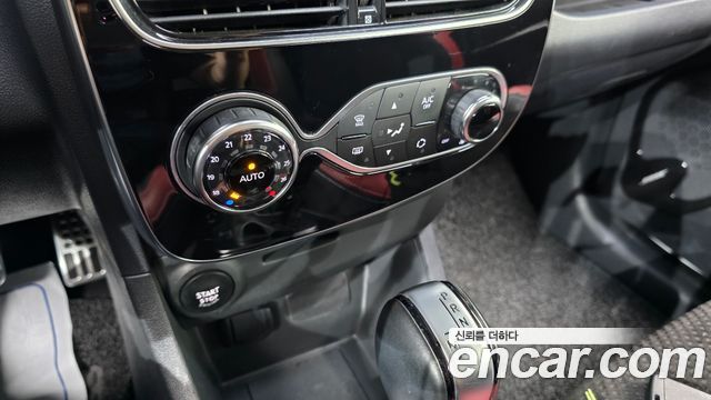 Renault Korea Clio Intens 2018 — фото 16