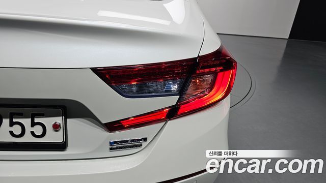 Honda Accord (X) 2.0 Hybrid Touring 2018 — фото 23