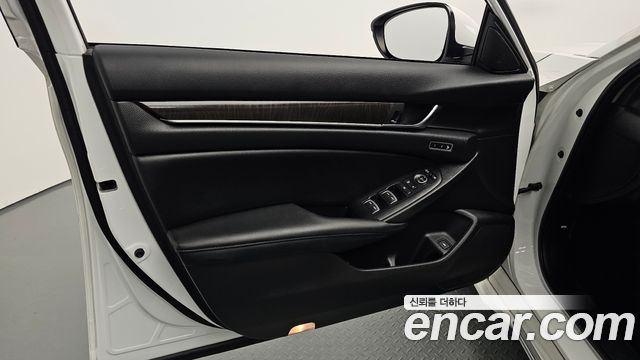 Honda Accord (X) 2.0 Hybrid Touring 2018 — фото 24