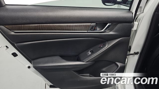 Honda Accord (X) 2.0 Hybrid Touring 2018 — фото 25