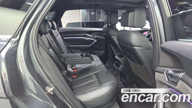 Audi e-tron 55 Quattro 2020 — фото 16