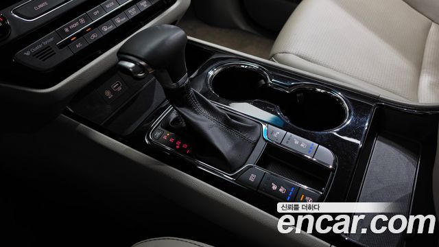 Kia Carnival 9-Seater Prstige 2019 — фото 9