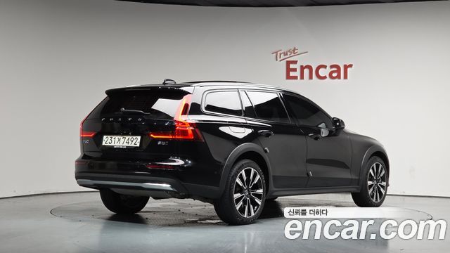 Volvo V60 Cross Country (II) B5 Ultimate AWD 2023 — фото 2