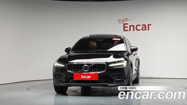 Volvo V60 Cross Country (II) B5 Ultimate AWD 2023 — фото 3