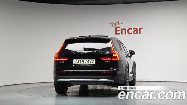 Volvo V60 Cross Country (II) B5 Ultimate AWD 2023 — фото 4