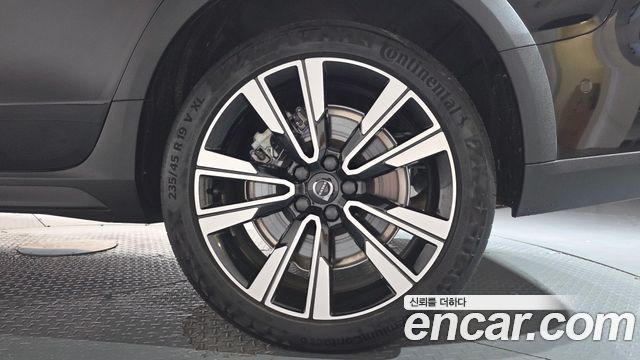Volvo V60 Cross Country (II) B5 Ultimate AWD 2023 — фото 21