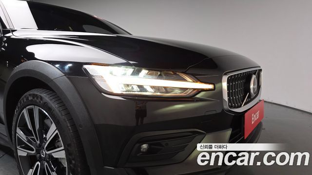 Volvo V60 Cross Country (II) B5 Ultimate AWD 2023 — фото 22