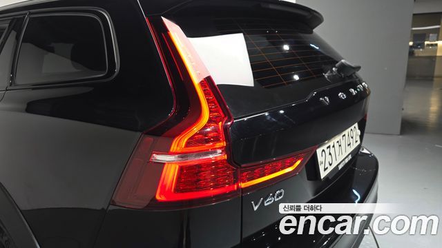 Volvo V60 Cross Country (II) B5 Ultimate AWD 2023 — фото 23