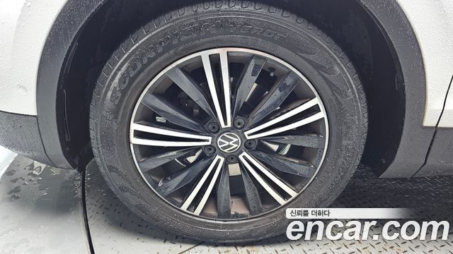 Volkswagen Tiguan (II) 2.0 TDI Premium 2021 — фото 5