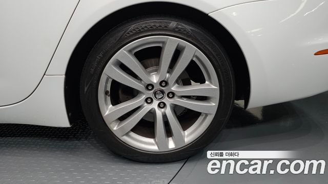 Jaguar XJ 3.0 SC Premium Luxury LWB X351 2013 — фото 21