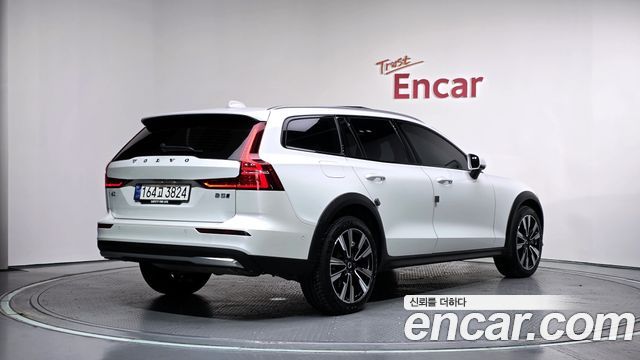 Volvo V60 Cross Country (II) B5 Ultimate AWD 2024 — фото 2
