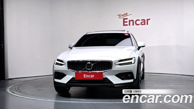 Volvo V60 Cross Country (II) B5 Ultimate AWD 2024 — фото 3