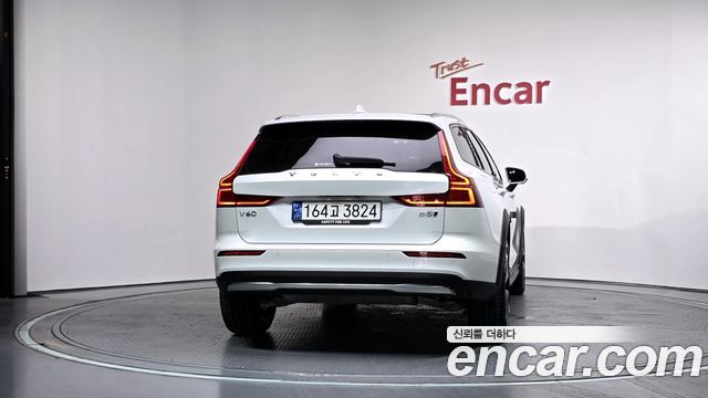 Volvo V60 Cross Country (II) B5 Ultimate AWD 2024 — фото 4