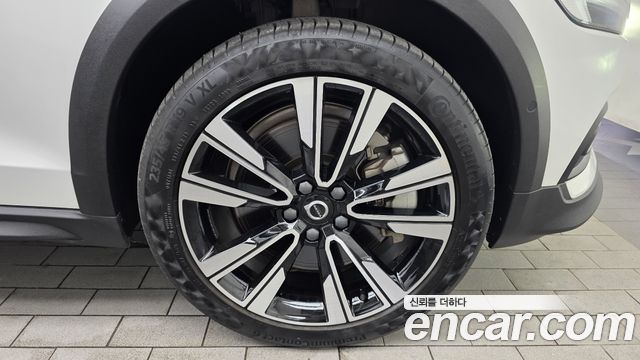 Volvo V60 Cross Country (II) B5 Ultimate AWD 2024 — фото 21