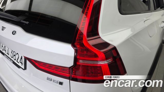 Volvo V60 Cross Country (II) B5 Ultimate AWD 2024 — фото 23