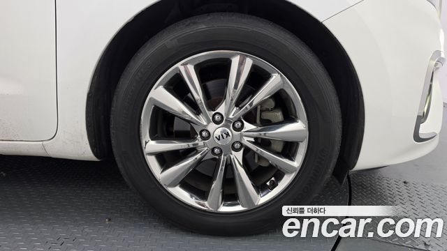 Kia Carnival 9-Seater Prstige 2019 — фото 5