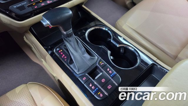 Kia Carnival 9-Seater Prstige 2019 — фото 9