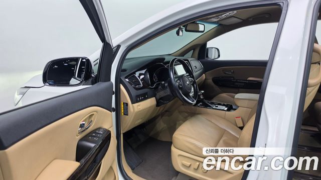 Kia Carnival 9-Seater Prstige 2019 — фото 10