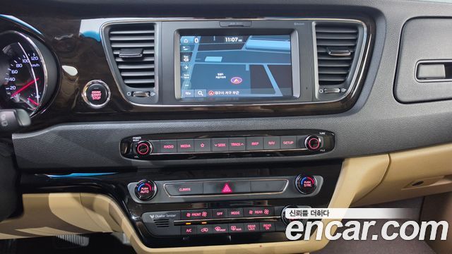 Kia Carnival 9-Seater Prstige 2019 — фото 11