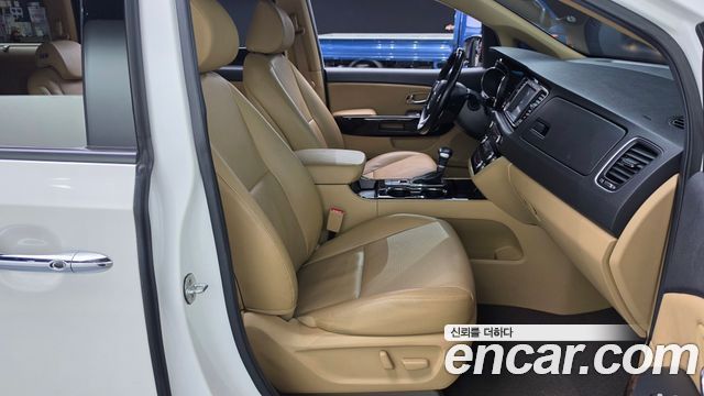 Kia Carnival 9-Seater Prstige 2019 — фото 17