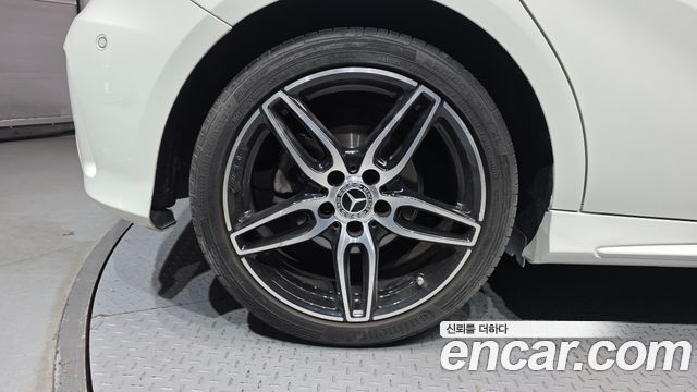 Mercedes-Benz A-Class (W176) A200 AMG Line 2018 — фото 5