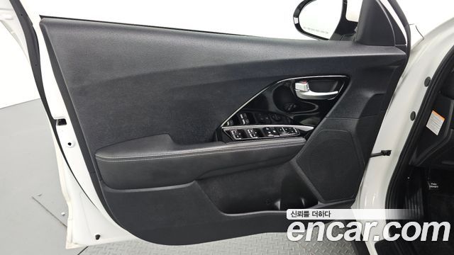 Kia Niro 1.6 HEV Prestige 2022 — фото 24
