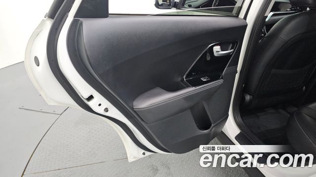 Kia Niro 1.6 HEV Prestige 2022 — фото 25