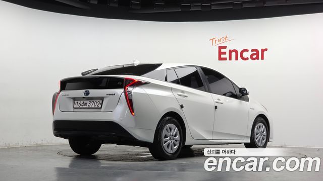 Toyota Prius (IV) 1.8 E 2017 — фото 2