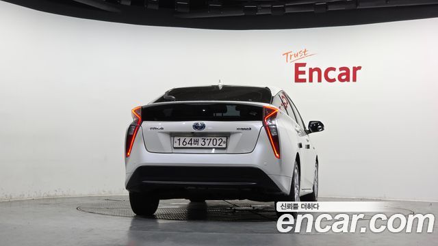 Toyota Prius (IV) 1.8 E 2017 — фото 4