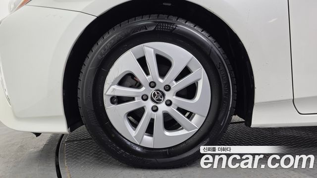 Toyota Prius (IV) 1.8 E 2017 — фото 5