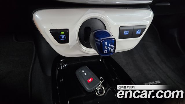 Toyota Prius (IV) 1.8 E 2017 — фото 9