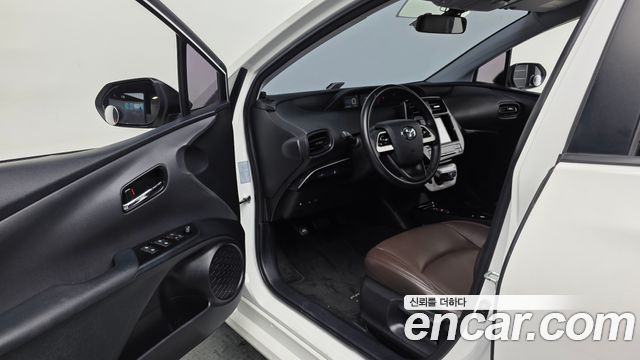 Toyota Prius (IV) 1.8 E 2017 — фото 10