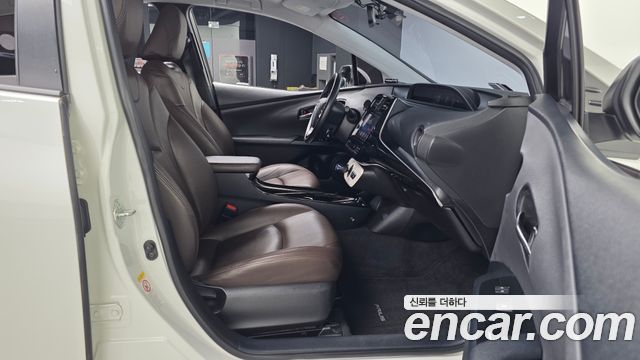 Toyota Prius (IV) 1.8 E 2017 — фото 11