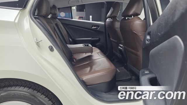 Toyota Prius (IV) 1.8 E 2017 — фото 12