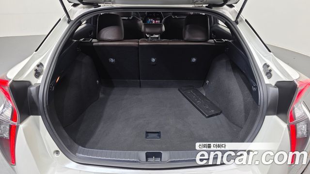 Toyota Prius (IV) 1.8 E 2017 — фото 20