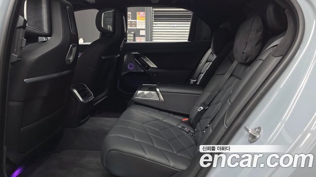 BMW 7 Series (G70) 750e xDrive M Sport 2023 — фото 12