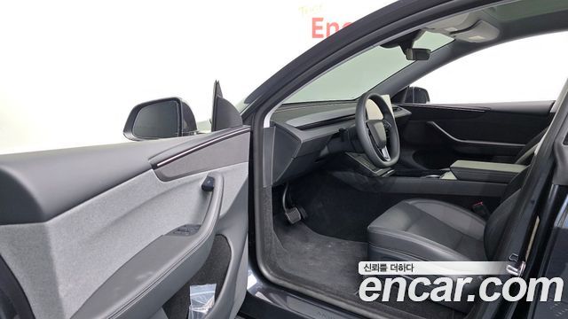 Tesla Model Y RWD 2025 — фото 10