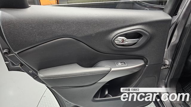 Jeep Cherokee (KL) 2.4 Limited AWD 2021 — фото 25