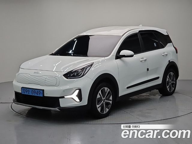 Kia Niro Plus Air 2023 — фото 1