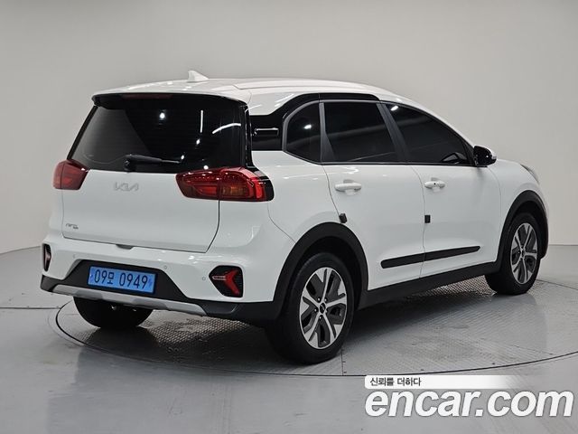 Kia Niro Plus Air 2023 — фото 4