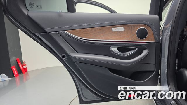 Mercedes-Benz E-Class (W213) E220d 4MATIC Exclusive 2018 — фото 31