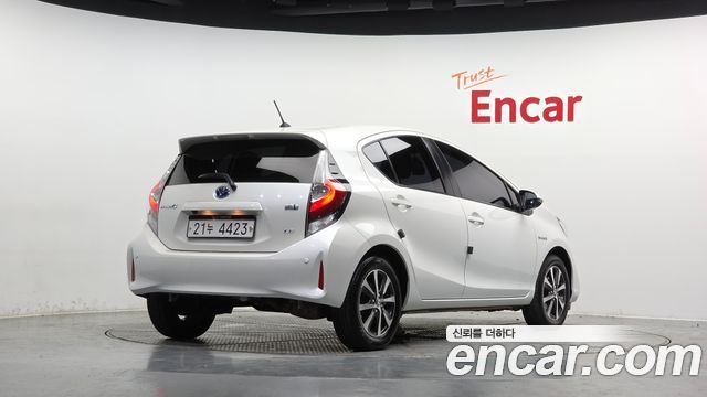 Toyota Prius C 1.5 2019 — фото 2