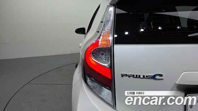 Toyota Prius C 1.5 2019 — фото 29