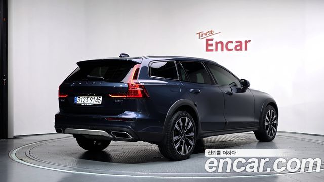 Volvo V60 Cross Country (II) B5 Pro AWD 2022 — фото 2