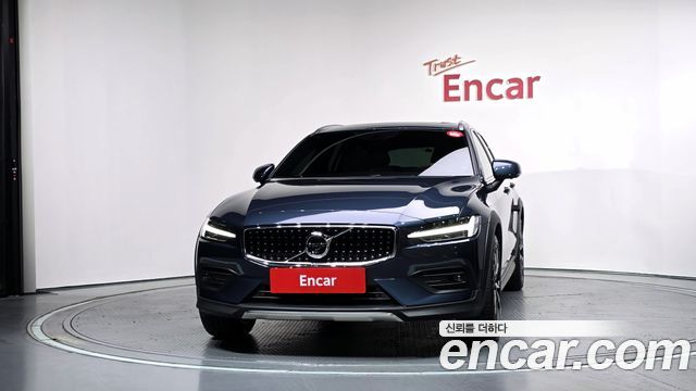 Volvo V60 Cross Country (II) B5 Pro AWD 2022 — фото 3